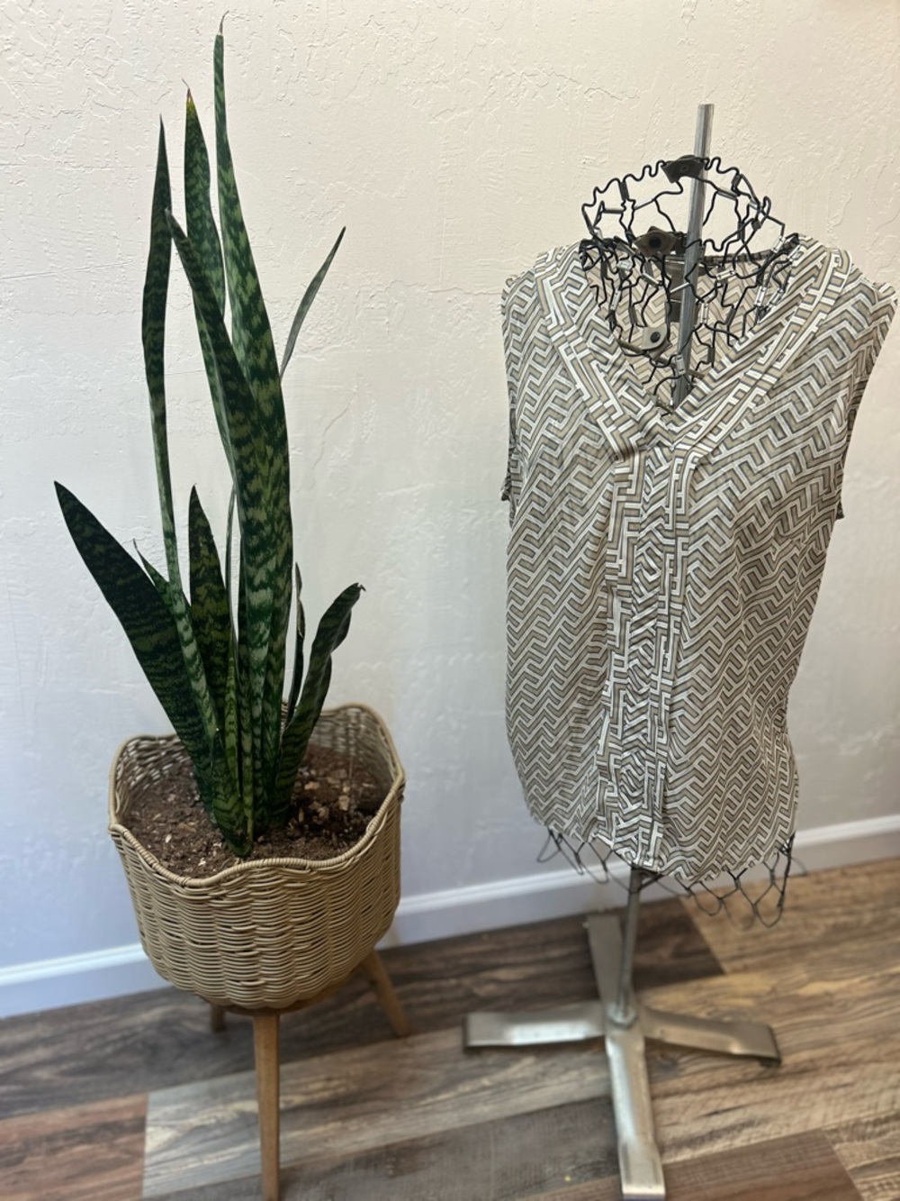 Banana Republic Sleeveless Geometric Print Blouse in Cream and Taupe